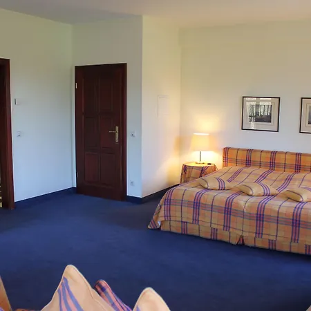 מלון Golf Course Bonn 3*